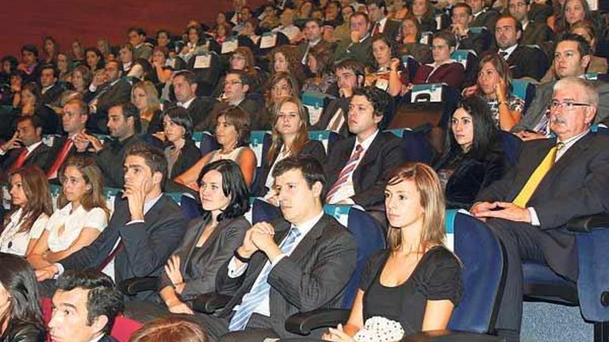 El Centro Social Caixanova se abarrotó para homenajear a los estudiantes de posgrados de la Escuela de Negocios.