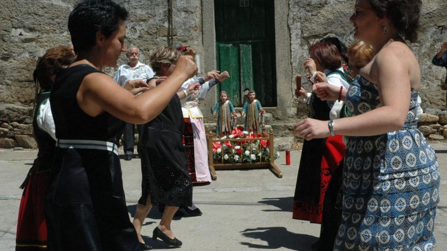 Bailes regionales en honor a los patrones de Cerezal de Aliste, San Justo y Pastor. | Ch. S.