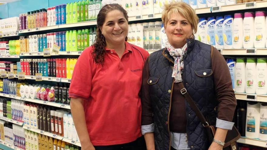 Manuel Antonio Gutiérrez y Alvarina Rodríguez, encargada de Alimerka en Luanco.