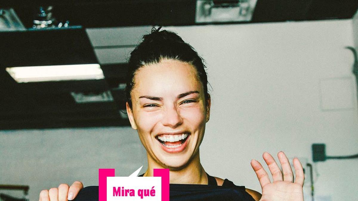 Adriana Lima canta 'Mira qué bien me va sola'