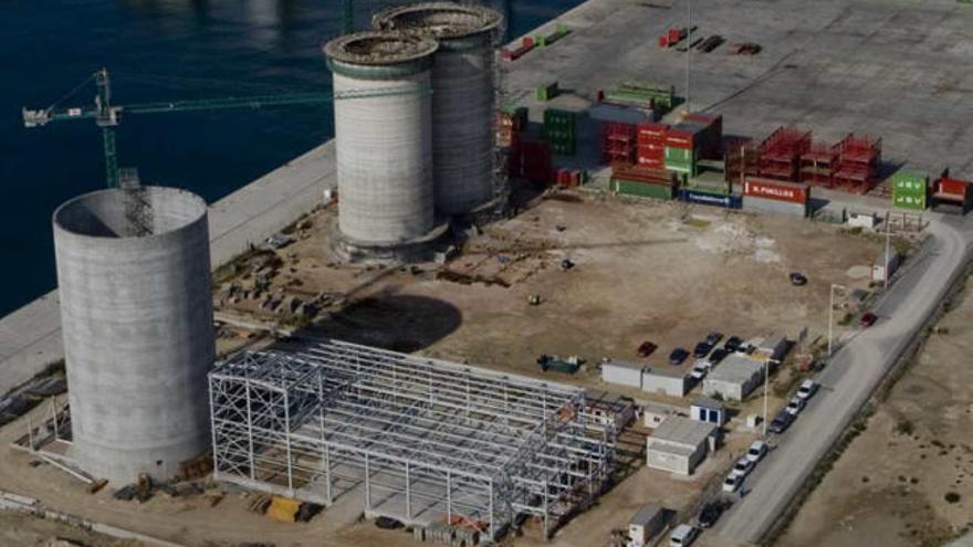 Imagen de la parcela del muelle 21 donde ya hay tres silos y Cemex construirá los suyos.