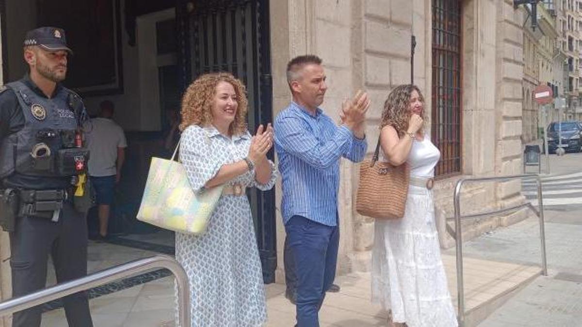 Sari Sáez junto al alcalde y Noelia Benedito, integrantes del grupo municipal de Sueca per Davant.