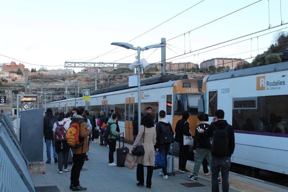 Passatgers d’un dels trens que acumulava retard a l’estació de Renfe de Manresa