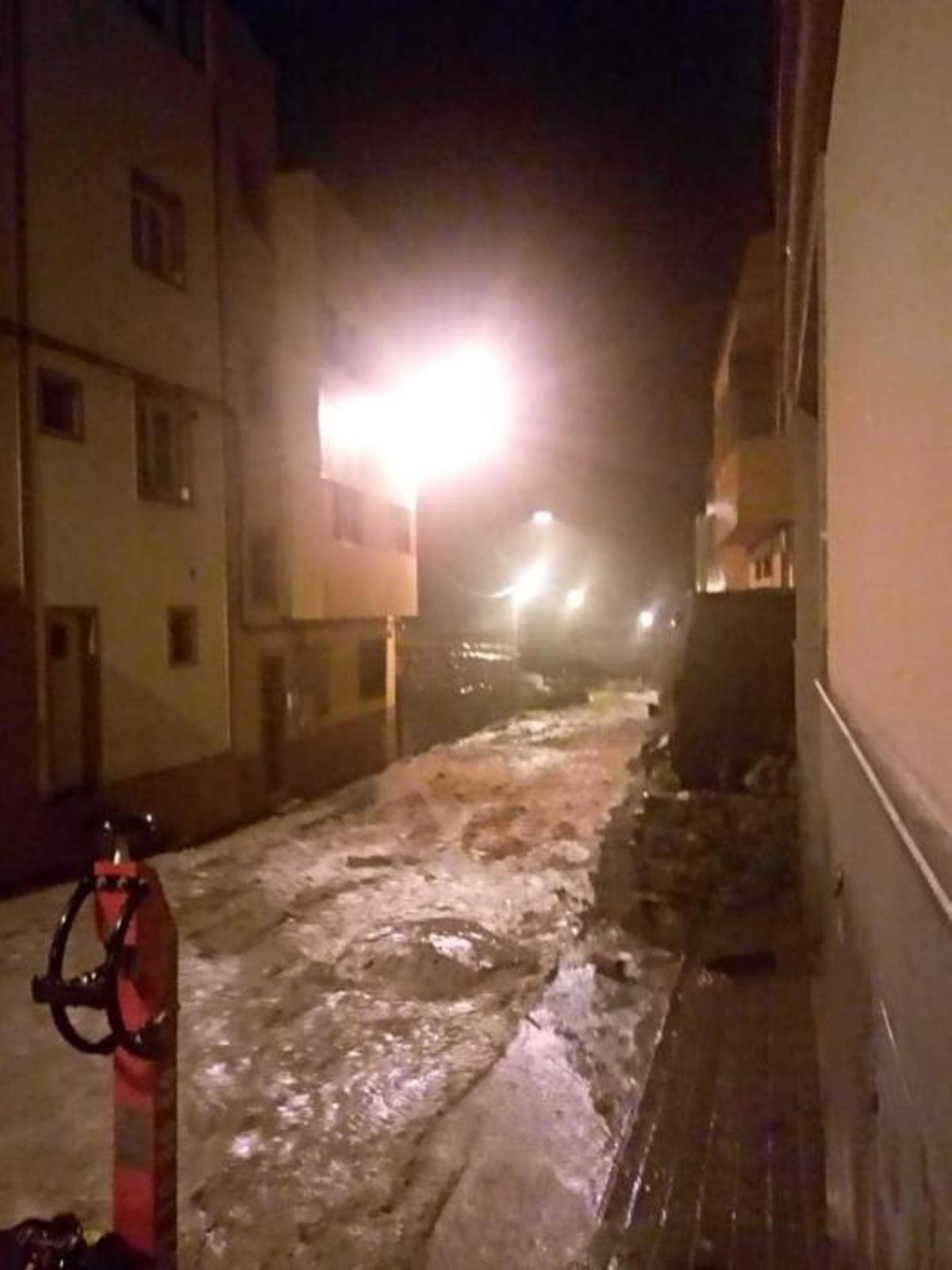La lluvia hunde la calzada en Casa Ayala