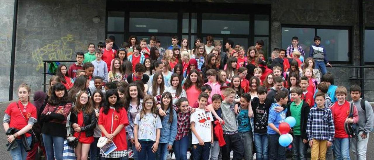 Alumnos del IES Astures y de un centro inglés, durante un intercambio, en el instituto lugonense.