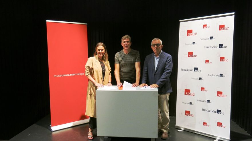 Verónica Repiso, directora de la SGAE en Andalucía, el cantante Javier Ojeda y José Lebrero, director artístico del MPM, durante la firma del convenio