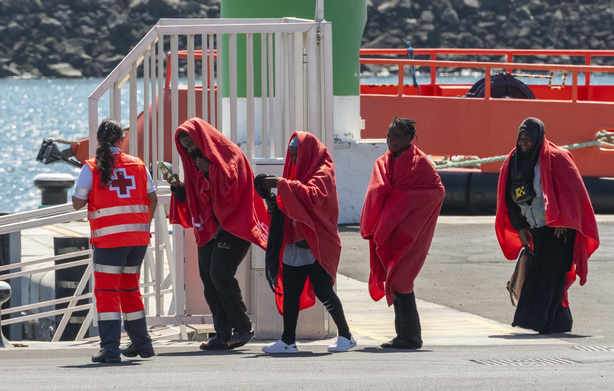 Trasladan a Lanzarote a 165 migrantes de tres pateras