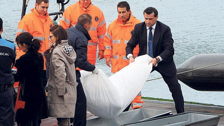 El cuerpo del fallecido llega al puerto de Vilagarcía.  // I. Abella