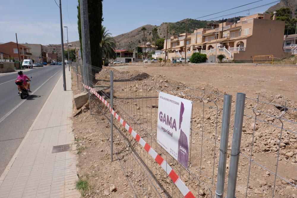 Obras del nuevo parque de Raiguero de Bonanza sobre 2.300 metros cuadrados en Orihuela que han sido reanudadas tras la paralización llevada a cabo por la demarcación de carreteras.