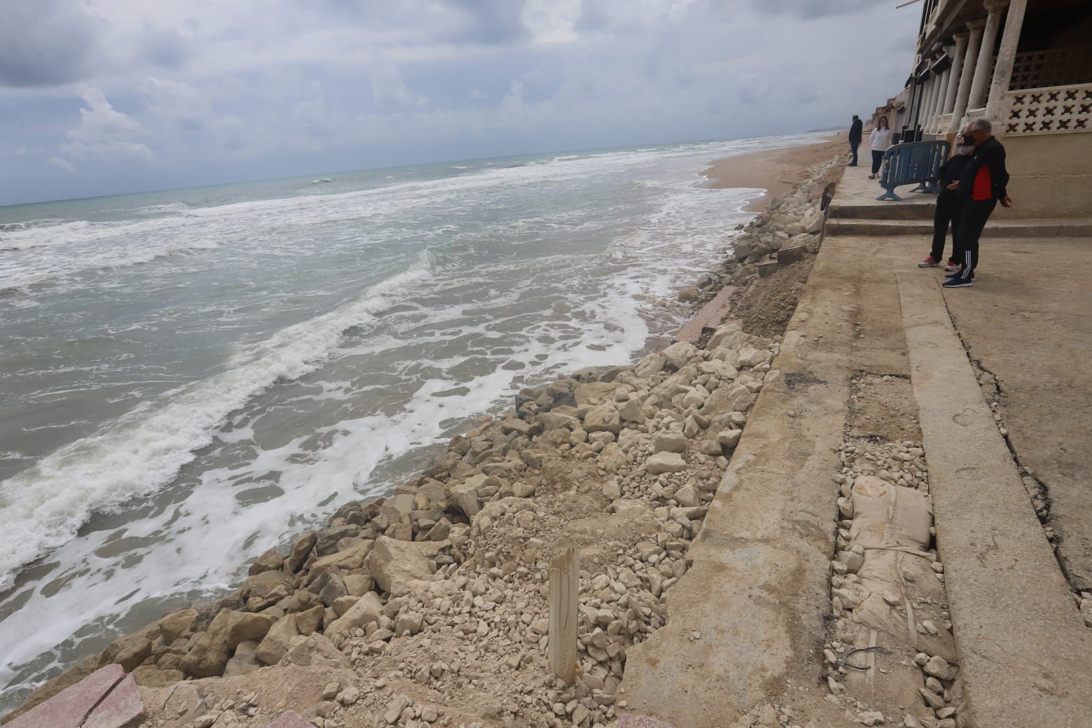 Guardamar denuncia ante Costas las obras sin autorización de vecinos de la playa Babilonia