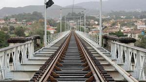 Vías del puente internacional sobre el río Miño entre Valença y Tui.