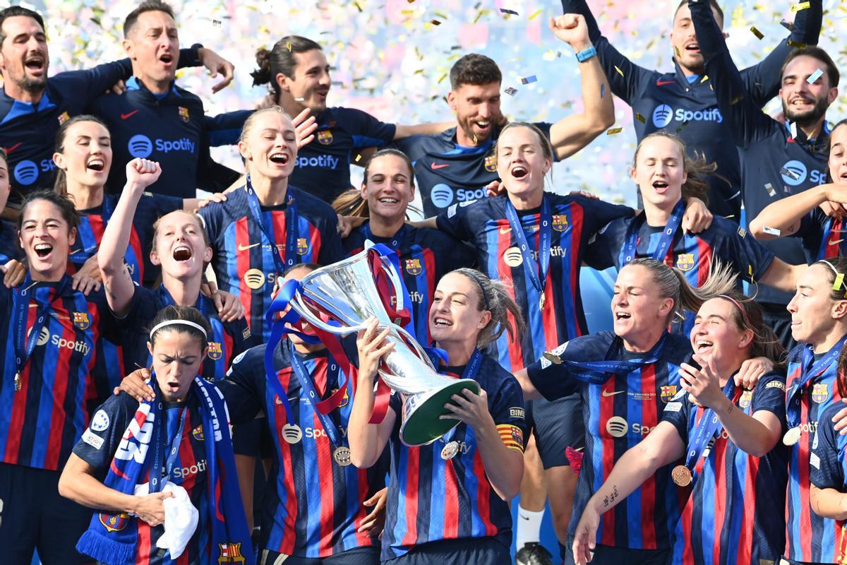 Las jugadores del Barcelona celebran con el trofeo después del partido final de la Liga de Campeones de la UEFA entre el FC Barcelona y el VfL Wolfsburg en el Philips Stadium.