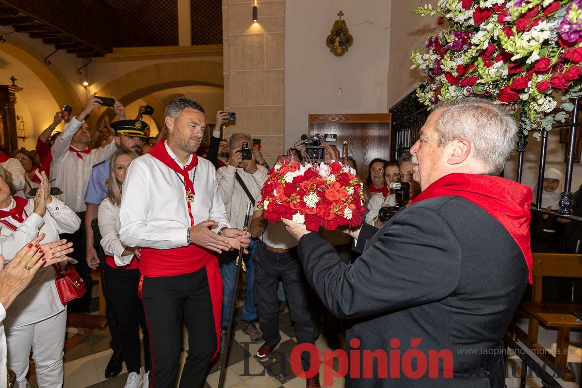 Bandeja de flores y ritual de la bendición del vino en las Fiestas de Caravaca