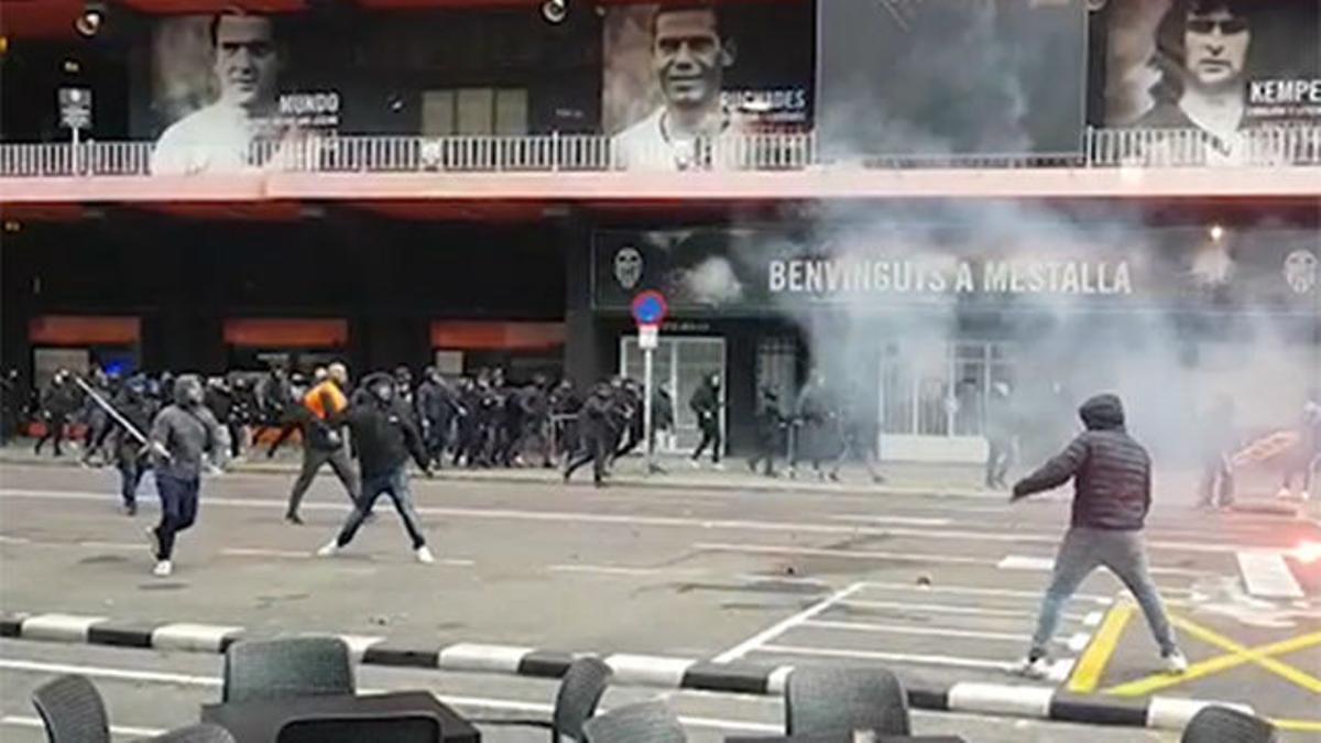 Batalla campal entre ultras en los aledaños de Mestalla