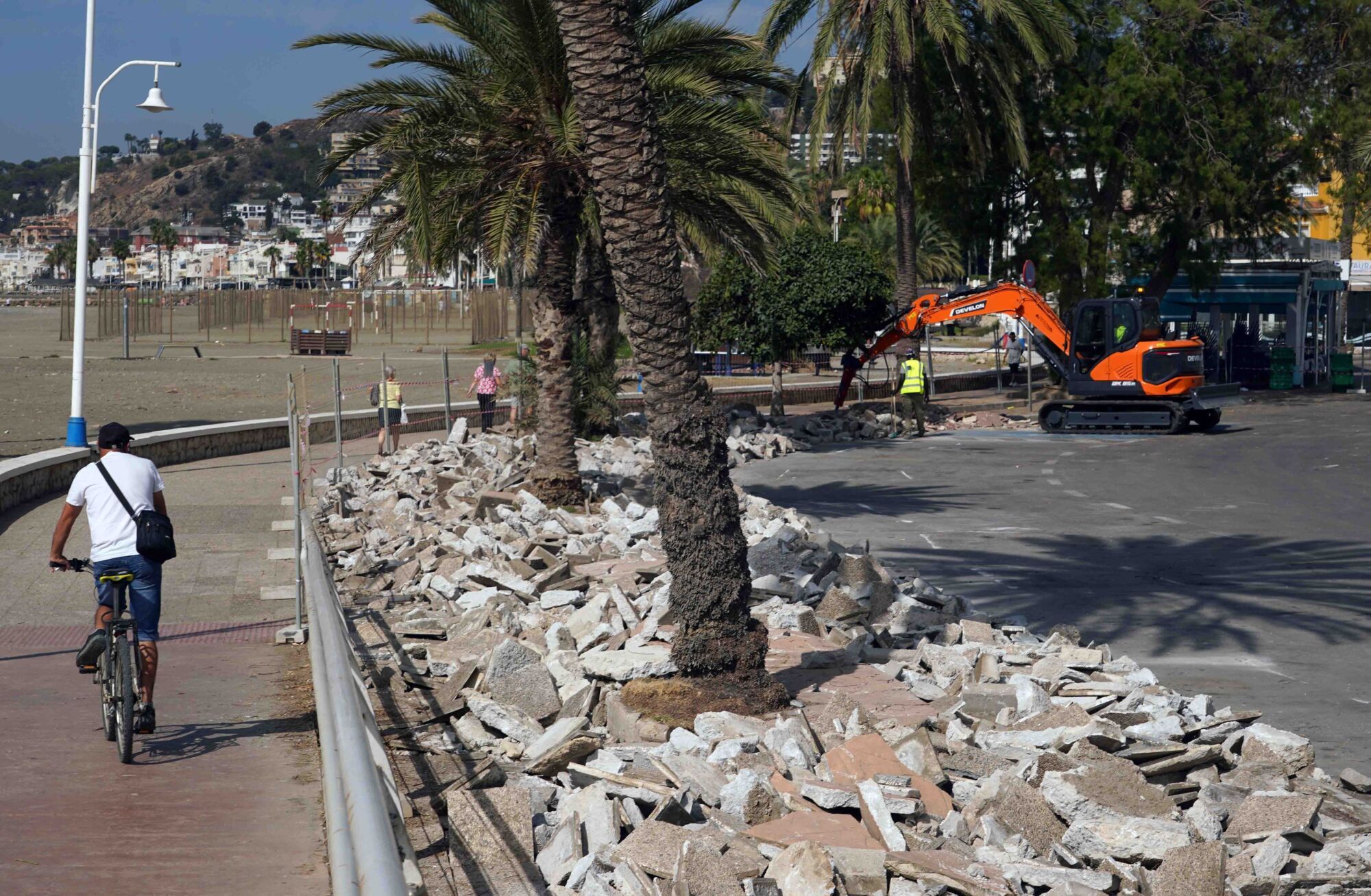Inicio de las obras de remodelación en el paso marítimo de Pedregalejo
