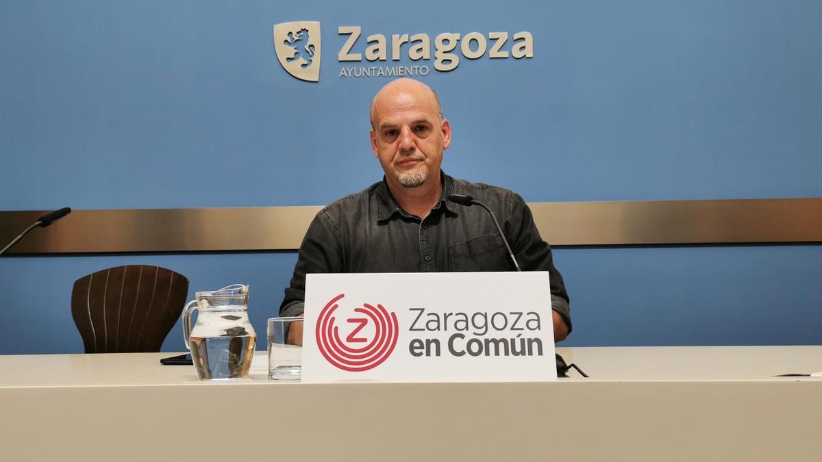 El concejal de ZeC, Suso Domínguez, en rueda de prensa.