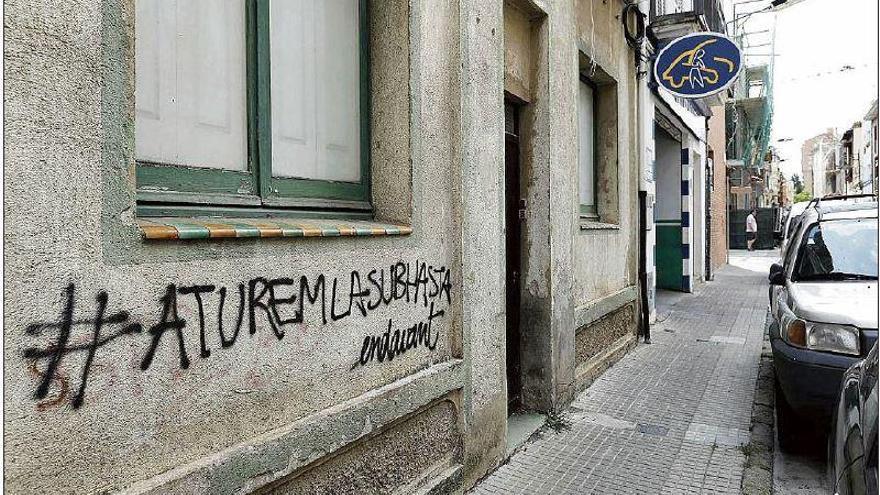 Pintada contra la subhasta d&#039;una casa a Girona que va convocar la Generalitat el 2018