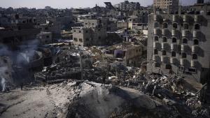 Al menos 30 muertos en un bombardeo israelí sobre un centro de desplazados de Rafá, según el Gobierno gazatí.