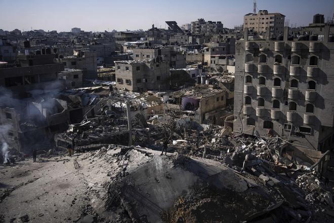 Al menos 30 muertos en un bombardeo israelí sobre un centro de desplazados de Rafá, según el Gobierno gazatí.