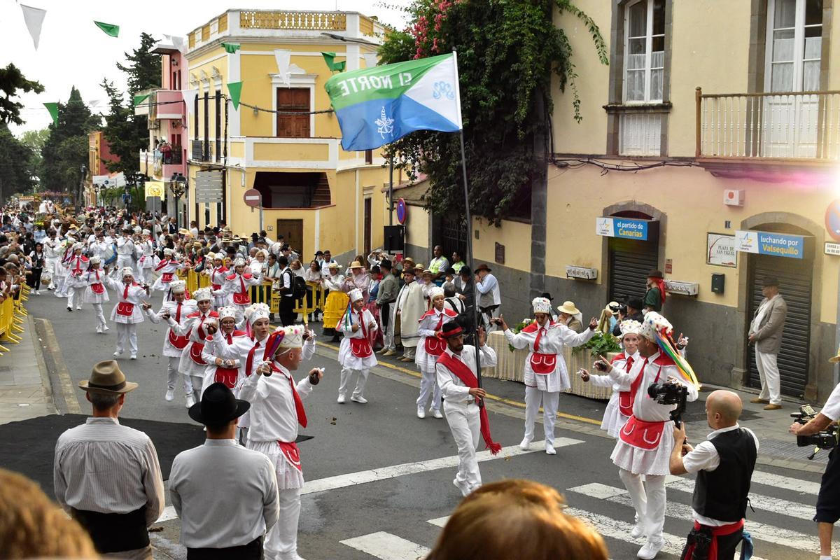 Componentes del cuerpo de bailadores y tocadores de El Hierro, durante los actos en Valsequillo.