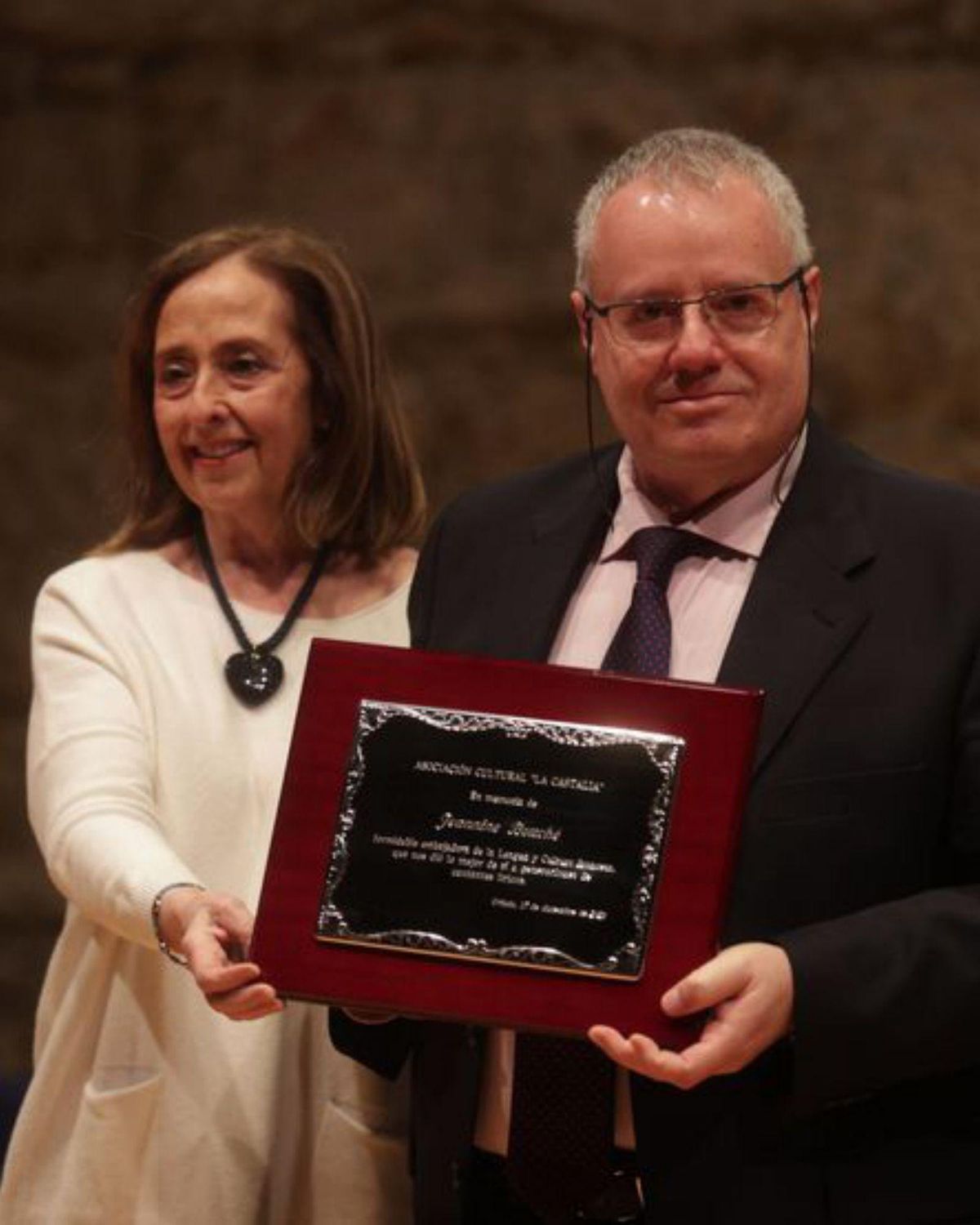 García-Tamargo entrega una placa a  Luis Español Bouché. | I. C.