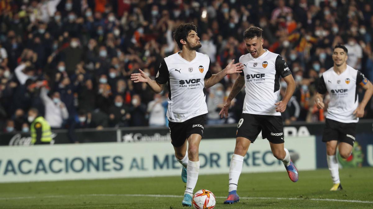 Guedes celebra su gol con el Valencia CF ante el Athletic en Copa