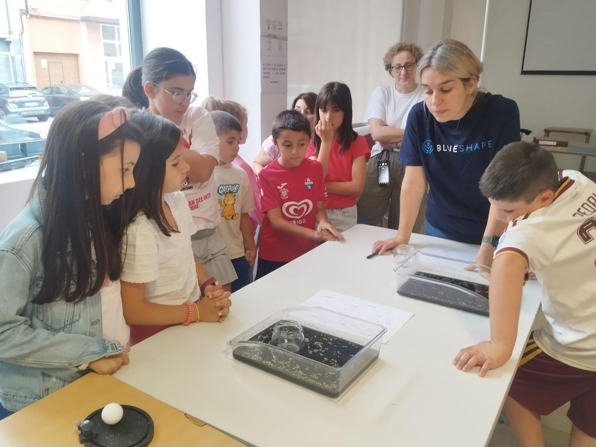El taller "Misión Eclipse" en el Centro Cultural "Juan Velarde" de Salas, en imágenes