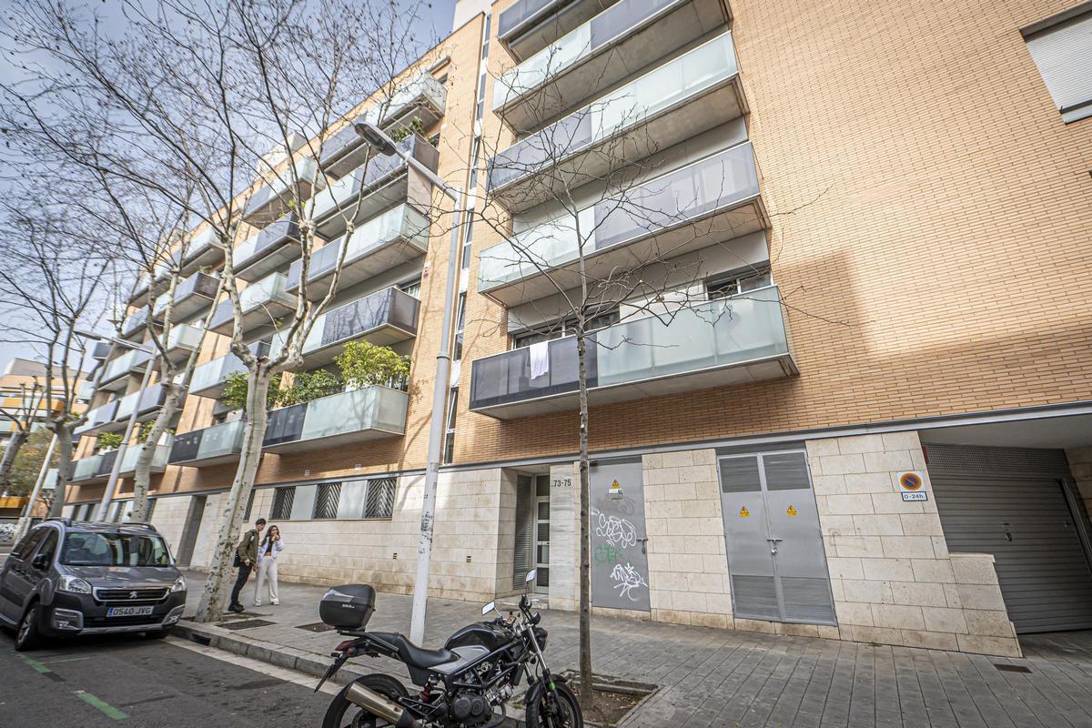 Entrada del edificio de la Vila Olímpica que acumula quejas por un piso turístico.