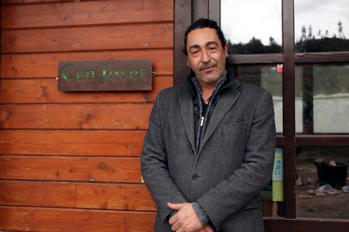 El president dels Cultivadors d'Arbres de Nadal Associats de Catalunya, Albert Gallifa, davant les oficines de la seva empresa
