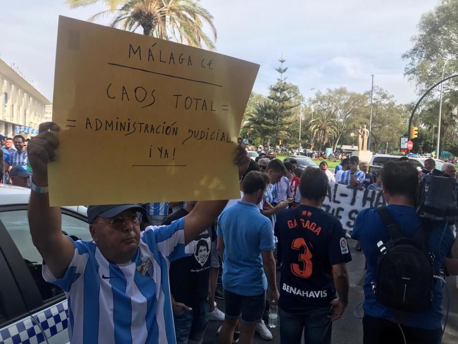 La protesta, convocada para los instantes previos al Málaga - Almería, ha sido más multitudinaria que otras anteriores y ha tenido un cántico más recurrente que otros: ¡Al Thani, vete ya!