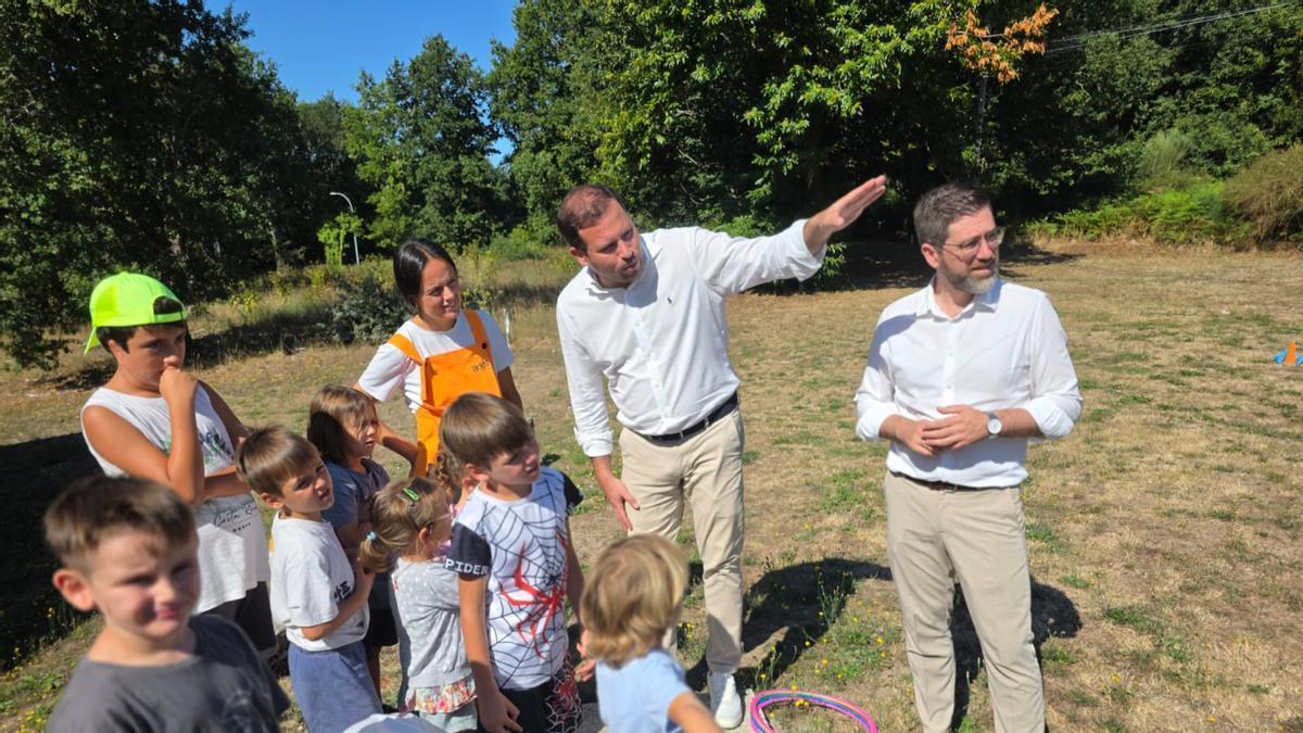 El delegado territorial en Pontevedra visitó el campamento de Carballedo.