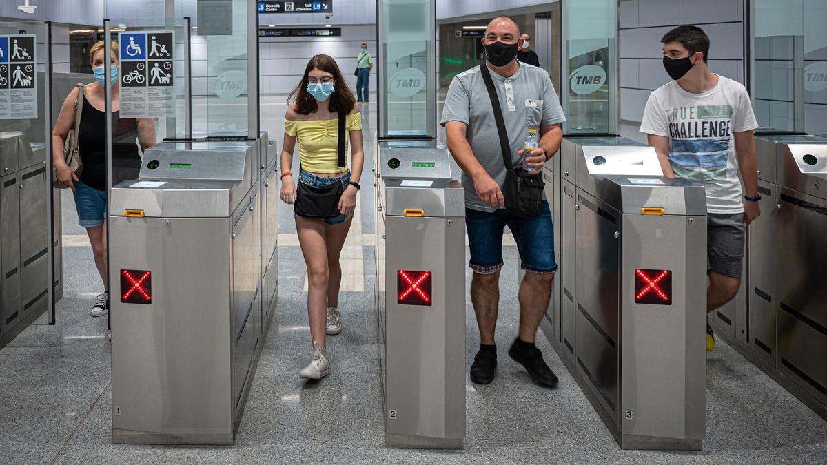 Usuarios de la L5 de metro, en la parada de Ernest Lluch, el pasado mes de julio