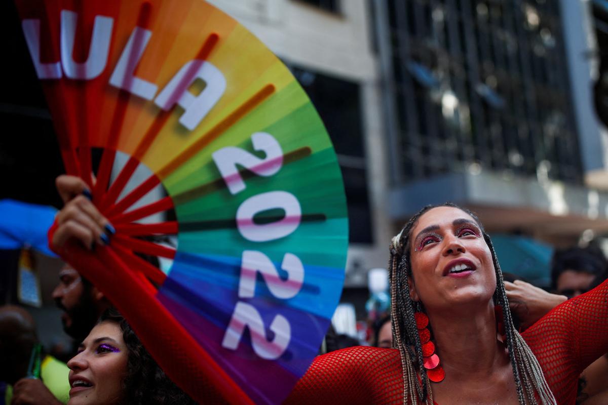 Una joven con un abanico en apoyo a la campaña de Lula para las presidenciales participa en una fiesta del Carnaval de Río de Janeiro. Una joven con un abanico en apoyo a la campaña de Lula para las presidenciales participa en una fiesta del Carnaval de Río de Janeiro.