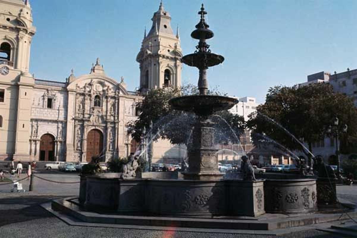 Detalle de una fuente de bronce en la Plaza de Armas.