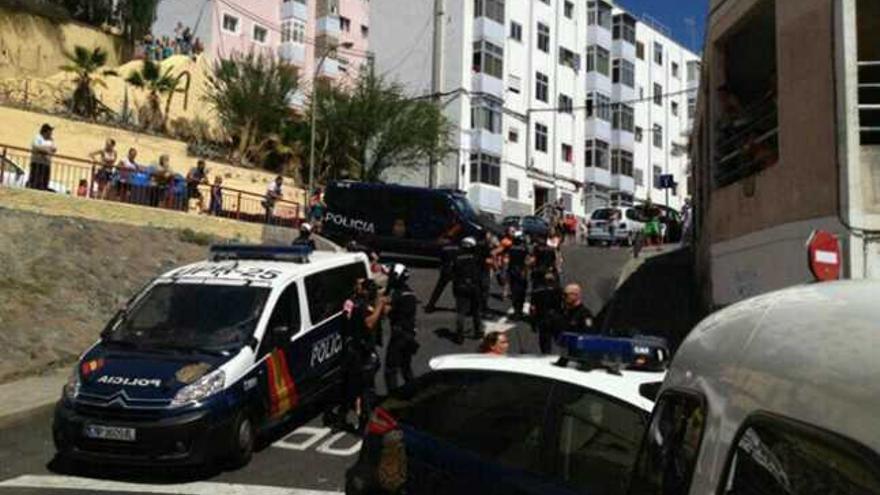 Andrés, con familiares, ayer en la zona donde se originaron los hechos. | j. c. guerra