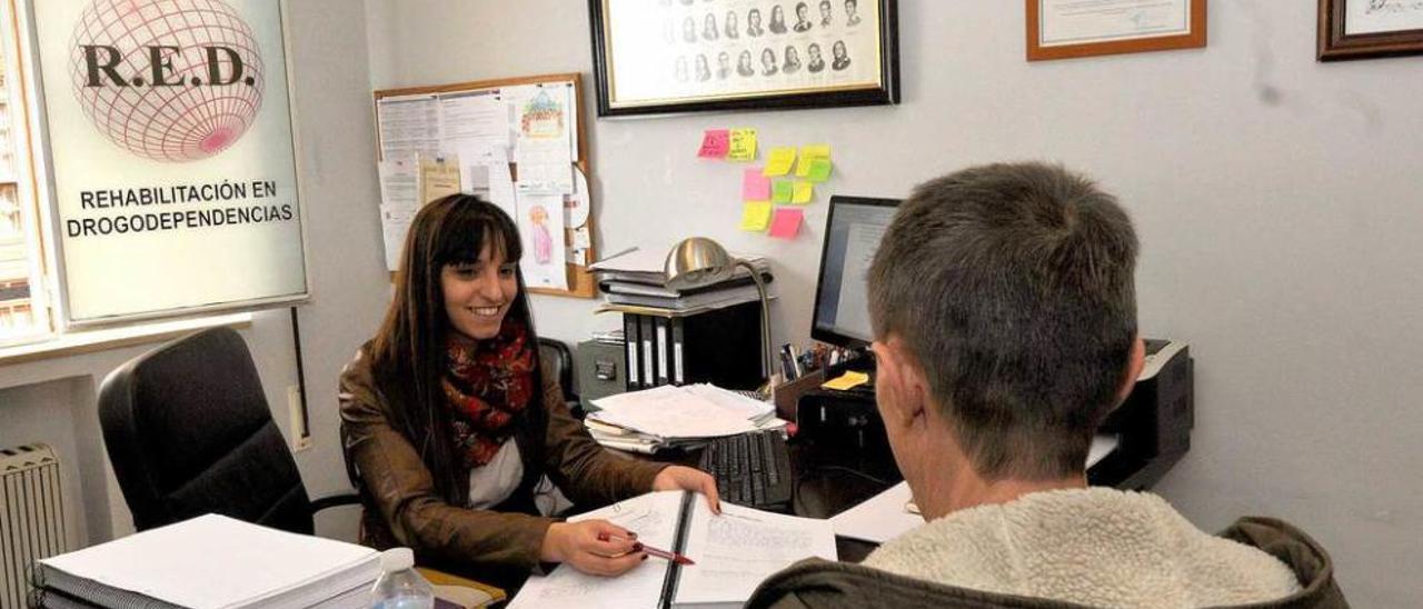 Lucía Fernández atiende a un usuario en el centro mierense.