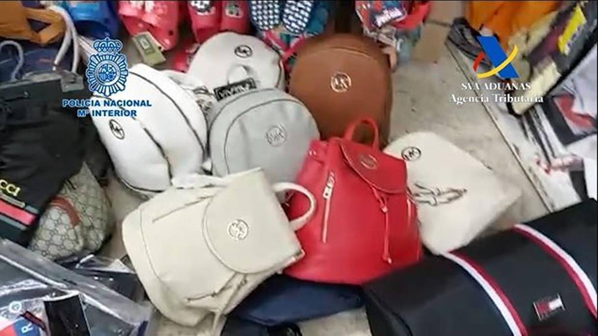 Cae una red de artículos textiles falsificados que se vendían en  mercadillos de la provincia - Información