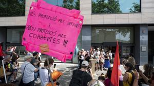 Barcelona. 10.06.2025. Sociedad Concentración de trabajadores de la DGAIA frente a las oficinas de Drets Socials de la Generalitat en la Avda. del Paralelo, en protesta por las malas condiciones laborales. Fotografía de Jordi Cotrina