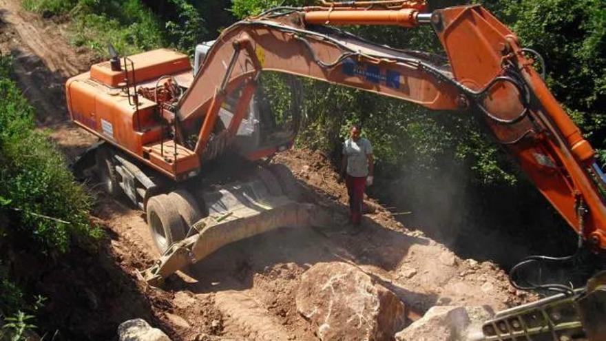 Reparació d&#039;una carretera a la Vall de Bianya.