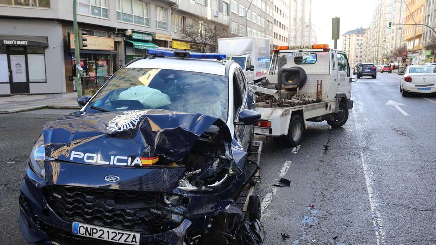 Aparatosa colisión entre un coche patrulla de la Policía Nacional y un turismo en A Coruña