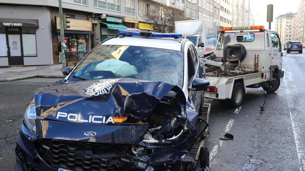 Una colisión entre un coche patrulla de la Policía Nacional y un turismo se  salda con un herido - La Opinión de A Coruña