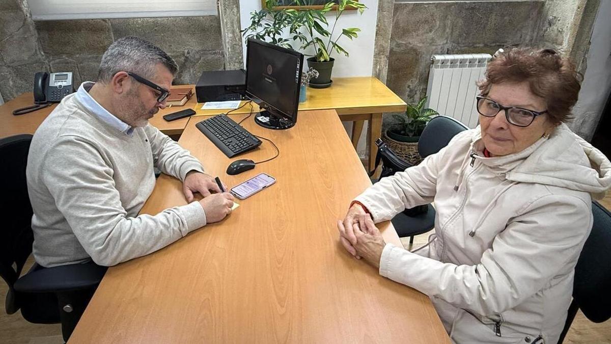El edil de Novas Tecnoloxías, Manuel Magariños, en la inscripción de una de las participantes en el programa YoConecto.