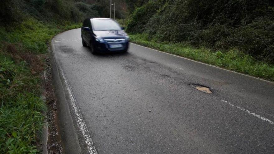 Tramo de la carretera de Salinas a Coto Carcedo; en esta zona la acera irá a la derecha. ricardo solís