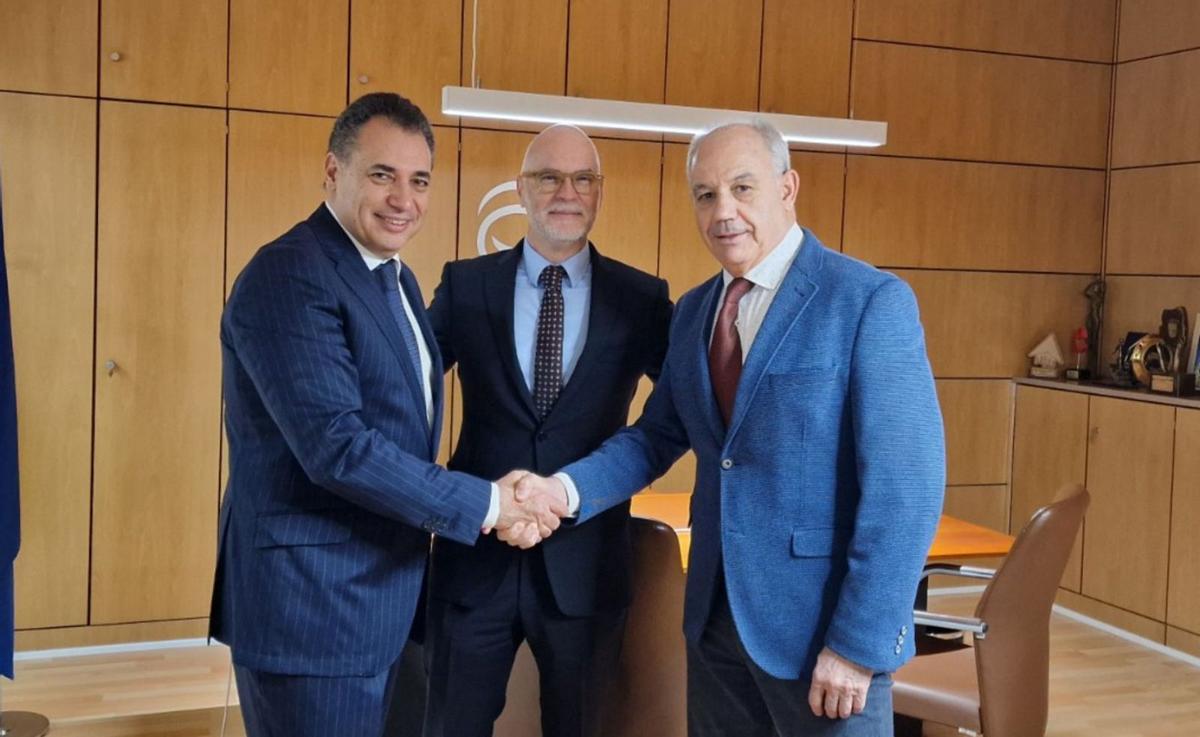 Benito Tesier estrecha la mano a Miguel Marzo en presencia de José Ángel Subirá. | CEOE ARAGÓN