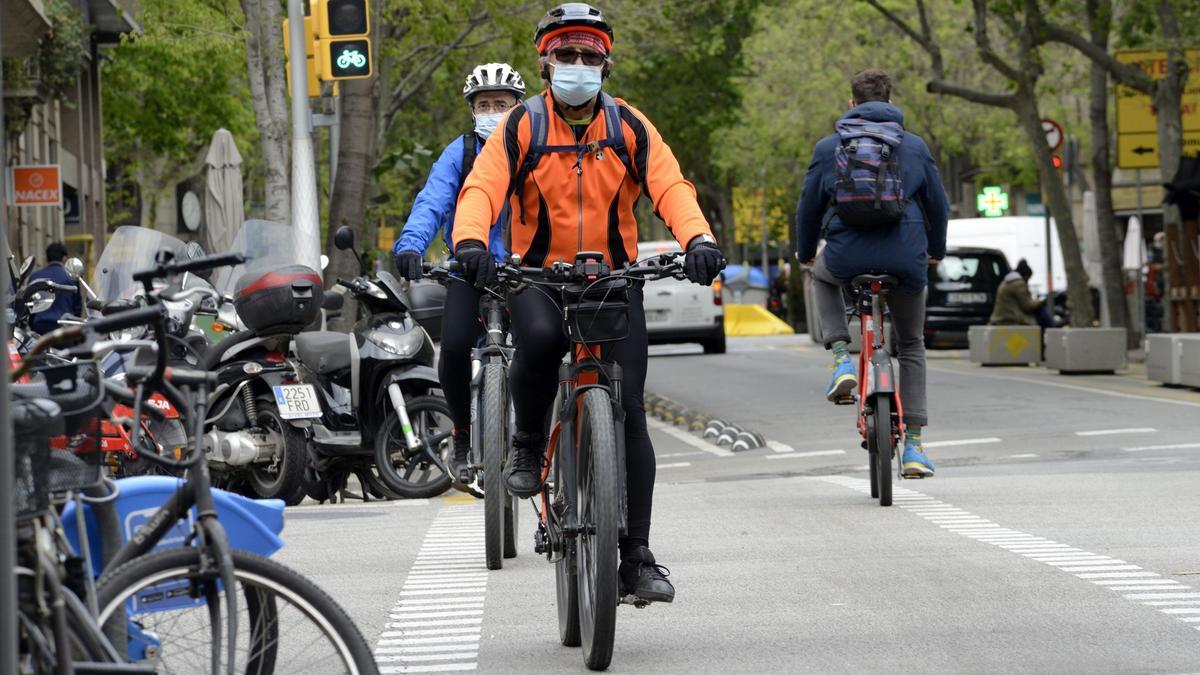 22 DE ABRIL DEL 2021. BARCELONA. BUENAS PRACTICAS EN BICI EN BARCELONA. BICICLETA. CARRIL BICI DE DOBLE SENTIDO DE LA CALLE DE G