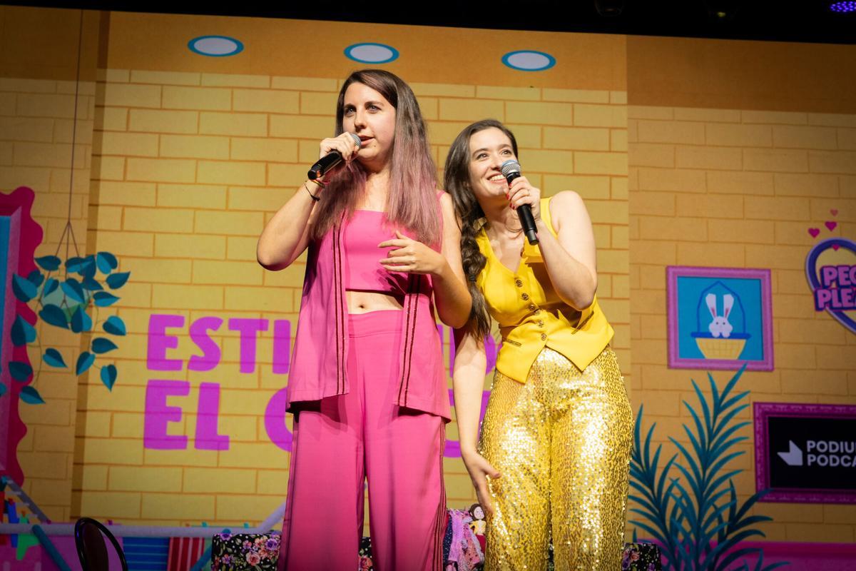 Las cómicas de 'Estirando el chicle', Carolina Iglesias y Victoria Martín, durante uno de sus espectáculos.