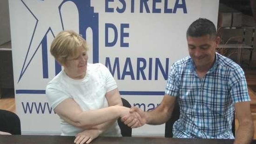 Isabel Torres y Javier González firman el acuerdo, ayer. // FdV