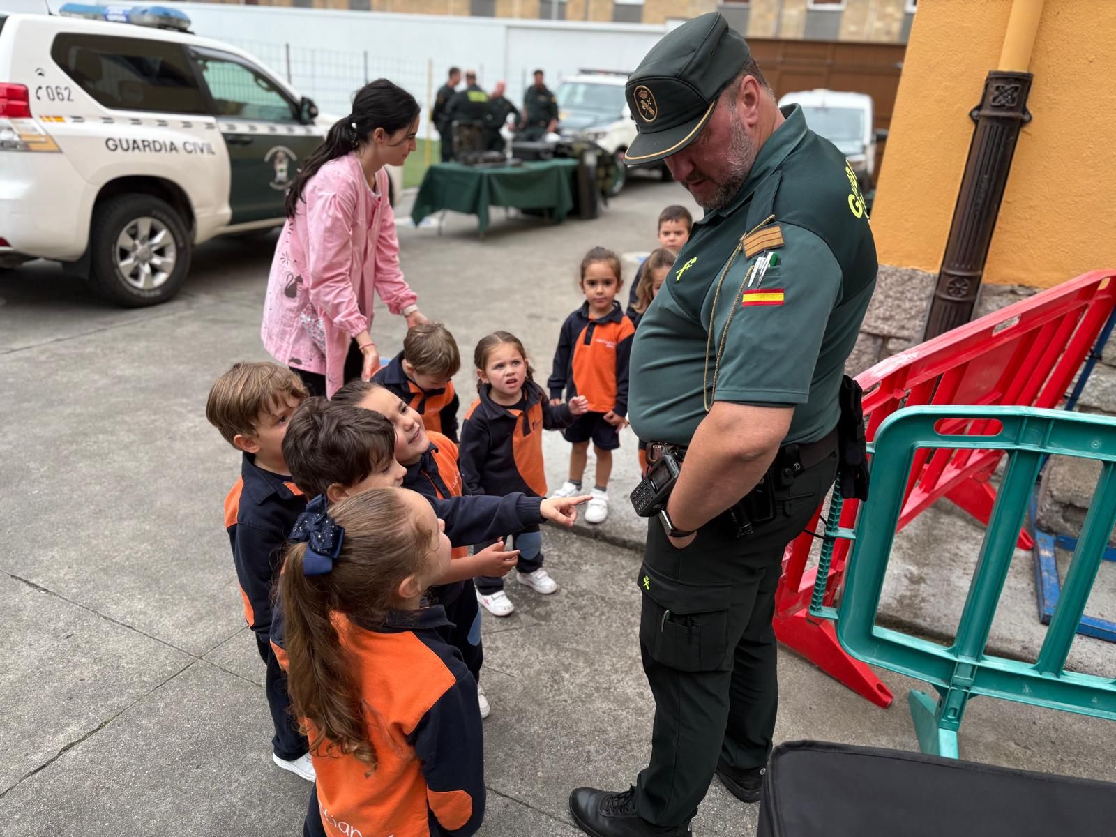 Exhibición de la Guardia Civil en el Colegio María Inmaculada de Laviana