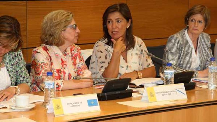 La conselleira Beatriz Mato (2ª d.), con sus homólogas ayer en el Consejo Territorial de Dependencia.