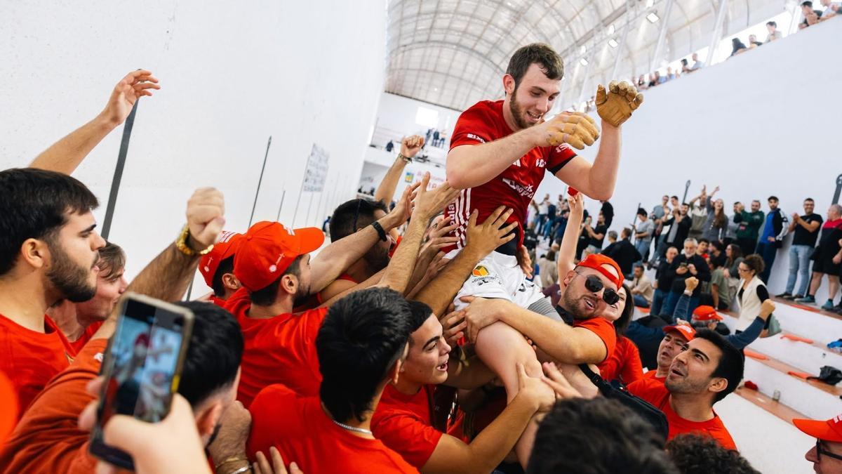 Montaner celebra amb la seua afició el títol de campió de Copa